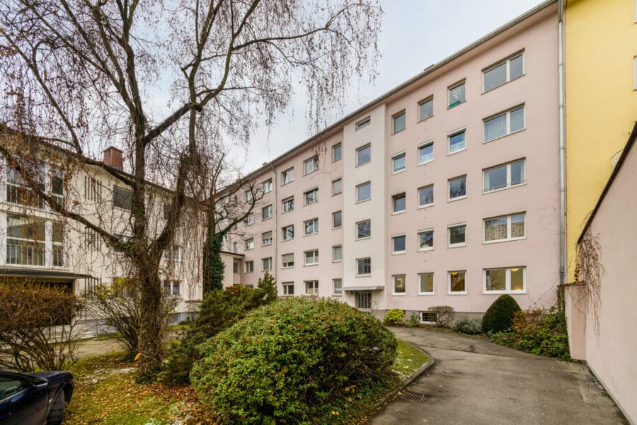 Neu mit Provisionsteilung: Renovierte und bezugsfertige 3-Zimmer Wohnung im Münchener Norden - Ansicht mit Innenhof