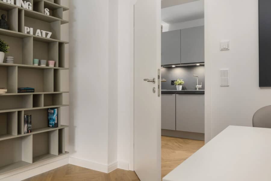 Traumhafte 3-Zimmer Wohnung im Herzen von Schwabing zum Erstbezug nach Renovierung - Zugang Küche / Wohnbereich