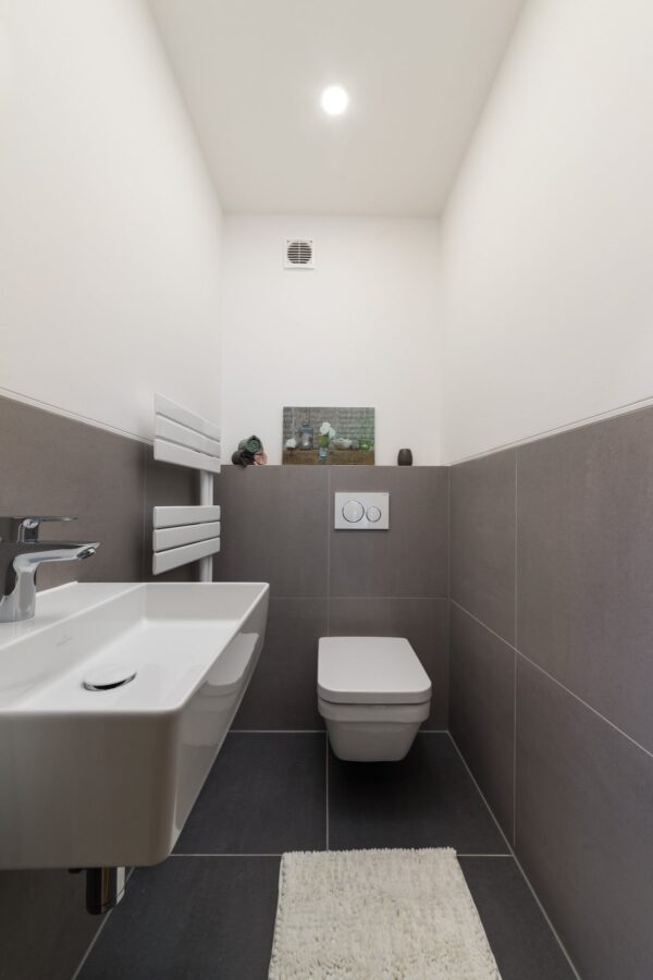 4-Zimmer Wohnung mit Dachterrasse zum Erstbezug nach Renovierung - Gäste-WC