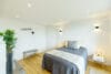 Bezugsfertig und renoviert: 3,5-Zimmerwohnung mit zwei Balkonen in Münchens Top-Lage - Schlafzimmer