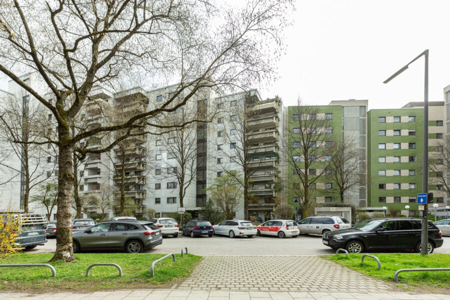 Bezugsfertig und renoviert: 3,5-Zimmerwohnung mit zwei Balkonen in Münchens Top-Lage - Außenansicht
