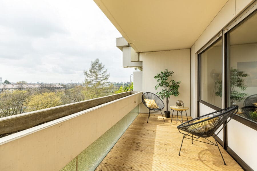 Bezugsfertig und renoviert: 3,5-Zimmerwohnung mit zwei Balkonen in Münchens Top-Lage - Balkon 1