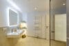 Bezugsfertig und renoviert: 3,5-Zimmerwohnung mit zwei Balkonen in Münchens Top-Lage - Bad