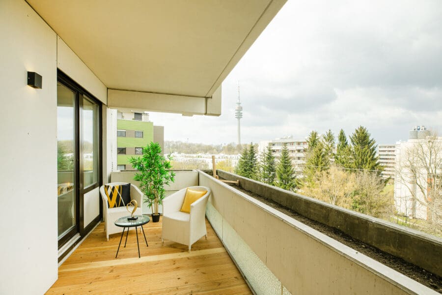 Bezugsfertig und renoviert: 3,5-Zimmerwohnung mit zwei Balkonen in Münchens Top-Lage - Balkon 2