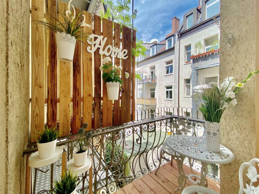 Zum Verlieben! Renovierte 4-Zimmer Altbauwohnung mit Balkon im Glockenbachviertel - Balkon zum Innenhof