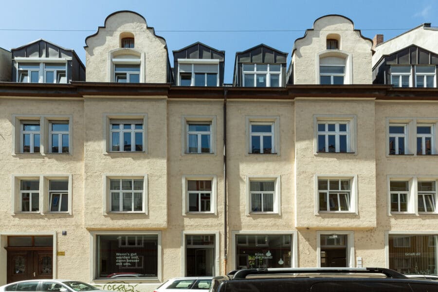 Zum Verlieben! Renovierte 4-Zimmer Altbauwohnung mit Balkon im Glockenbachviertel - Außenansicht
