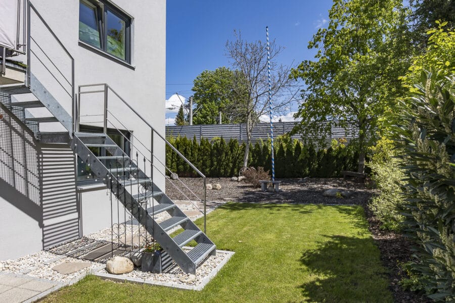 Modernes Zweifamilienhaus mit Garten und Garage, direkt an der S-Bahnlinie - Außentreppe