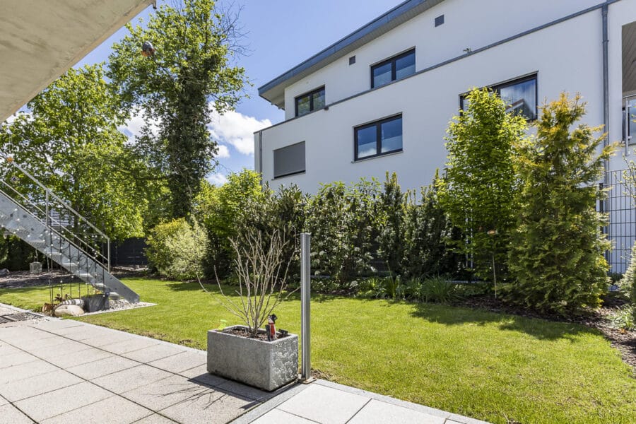 Modernes Zweifamilienhaus mit Garten und Garage, direkt an der S-Bahnlinie - Bild