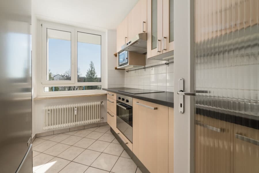 Sonnige und renovierte 3-Zimmer Wohnung mit Süd-Balkon und sehr guter Anbindung - Küche