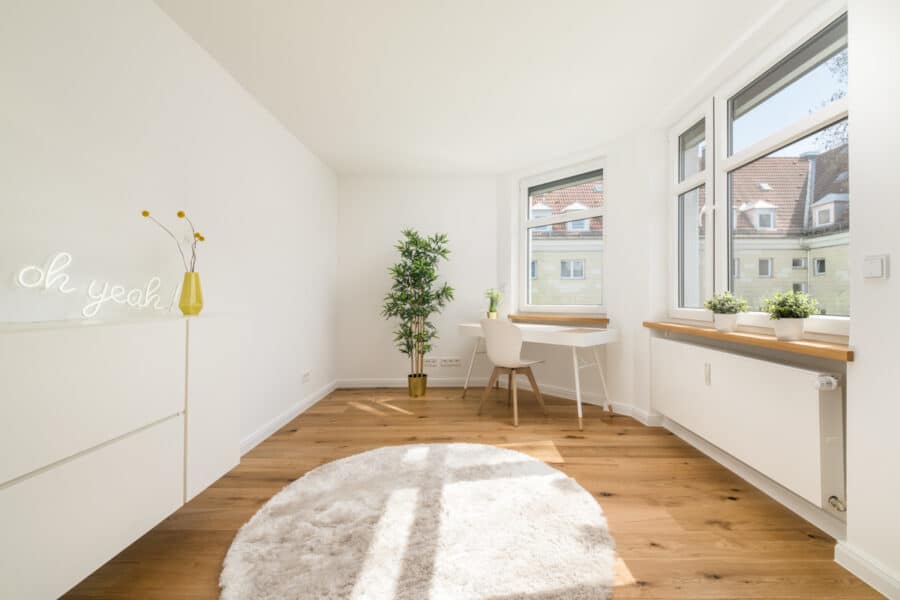 Top renovierte, bezugsfreie 3-Zimmerwohnung mit Südbalkon und guter Anbindung - Bild
