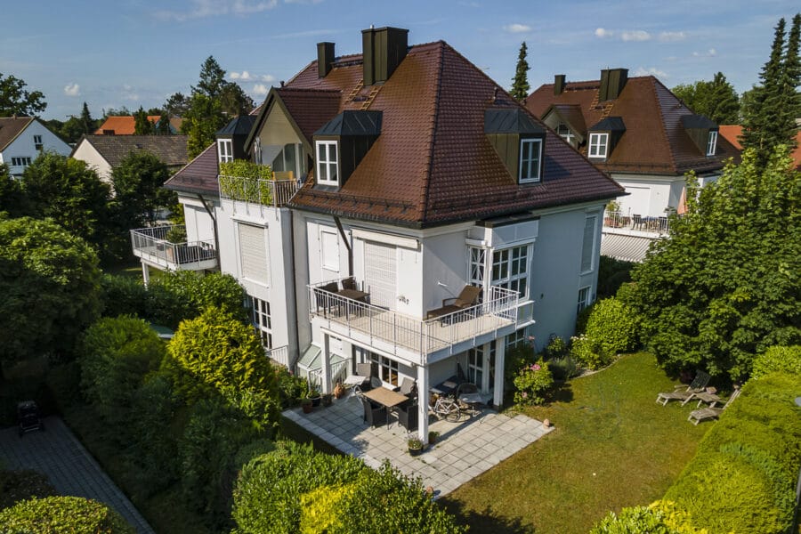 Traumhafte 6-Zimmer Dachgeschosswohnung mit Galerie in einer Münchener Stadtvilla - Luftbild Außenansicht
