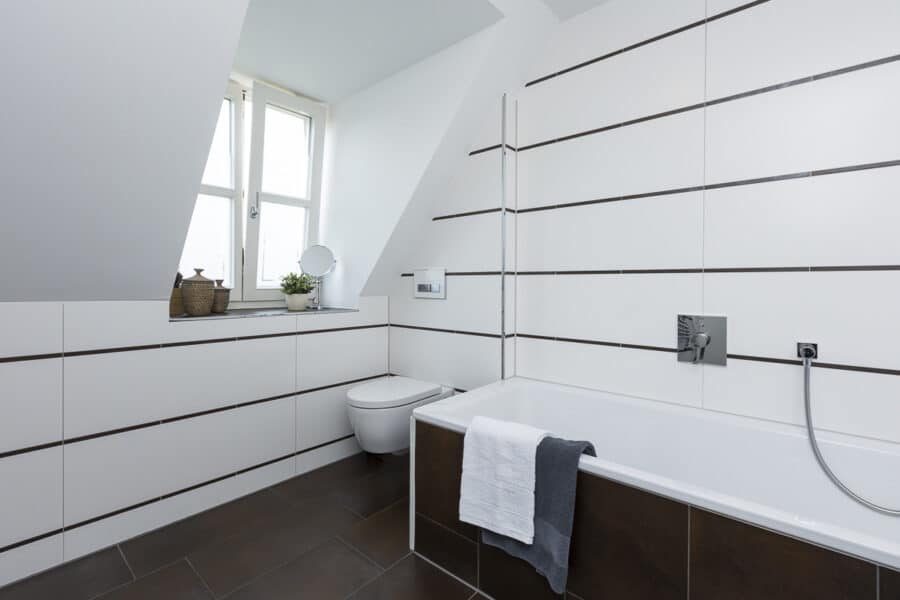 Traumhafte 6-Zimmer Dachgeschosswohnung mit Galerie in einer Münchener Stadtvilla - Bad mit Wanne und separates Duschbad