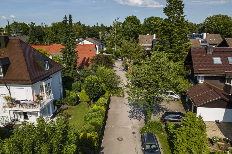 Traumhafte 6-Zimmer Dachgeschosswohnung mit Galerie in einer Münchener Stadtvilla - Luftbild Spielstraße