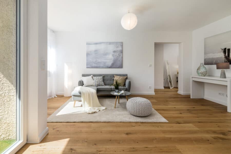 Sonnige und renovierte 2-Zimmer Wohnung mit Südbalkon - Wohnbereich / Balkonzugang