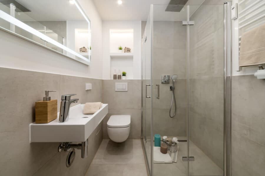 Sonnige und renovierte 2-Zimmer Wohnung mit Südbalkon - Bad mit Dusche