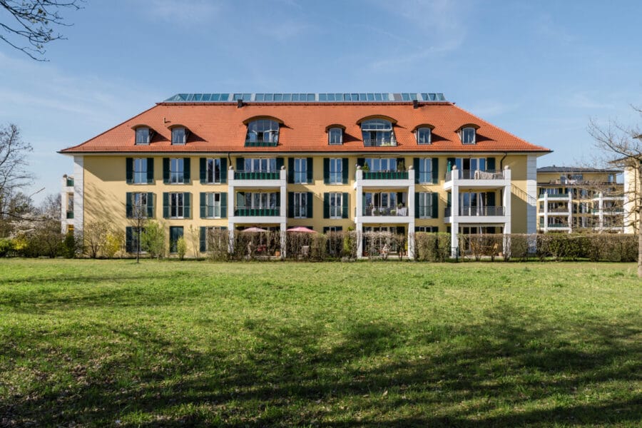Galeriewohnung mit 4-Zimmern und Terrasse in der Nähe Schloss Nymphenburg - Außenansicht