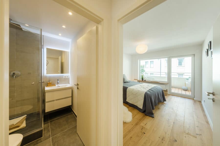Traumhaft renovierte 2,5-Zimmerwohnung mit zwei Balkonen in der Isarvorstadt - Bad und Schlafzimmer