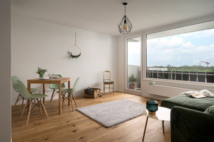 Wieder verfügbar! Bezugsfertiges und renoviertes Apartment mit Schlafraum und Süd-Balkon, 81541 München, Wohnung