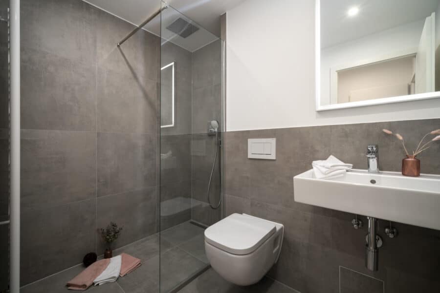 Wieder verfügbar! Bezugsfertiges und renoviertes Apartment mit Schlafraum und Süd-Balkon - Bad mit Regendusche