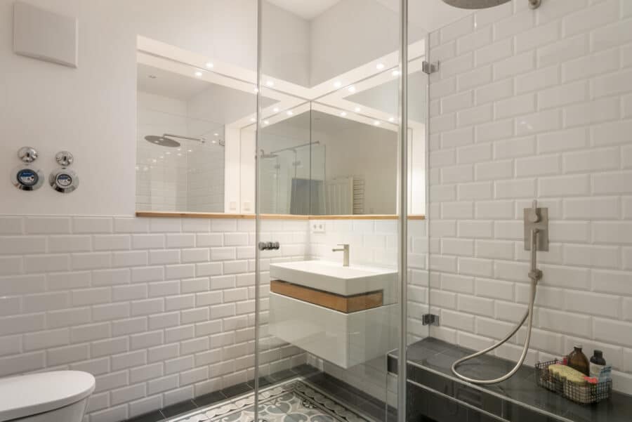 Moderne und vollständig renovierte 3-Zimmerwohnung mit einzigartigem Blick ins Stadion - Bad mit WC und Regendusche