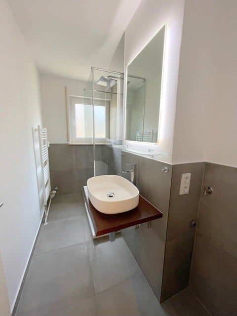 Hochwertig renovierte 3-Zimmer-Wohnung mit Westbalkon in Forstenried - Bad und Gäste-WC