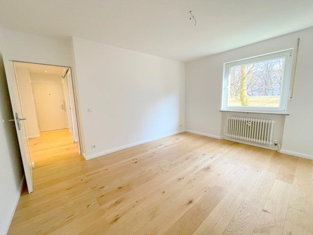 Hochwertig renovierte 3-Zimmer-Wohnung mit Westbalkon in Forstenried - Schlafzimmer