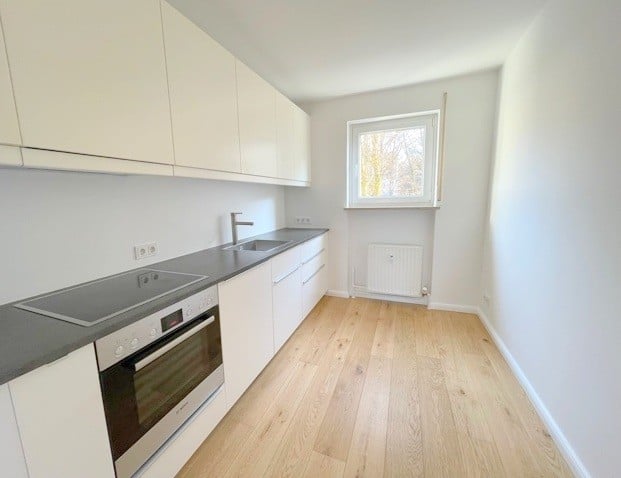 Hochwertig renovierte 3-Zimmer-Wohnung mit Westbalkon in Forstenried - Küche