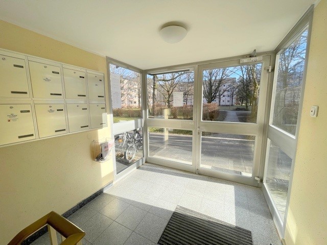 Hochwertig renovierte 3-Zimmer-Wohnung mit Westbalkon in Forstenried - Hauseingang