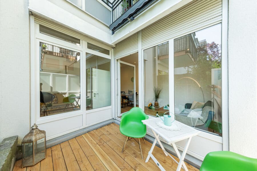 Renoviert und bezugsfrei: 2 Zimmer Büro mit Terrasse zum ruhigen Innenhof - Terrasse
