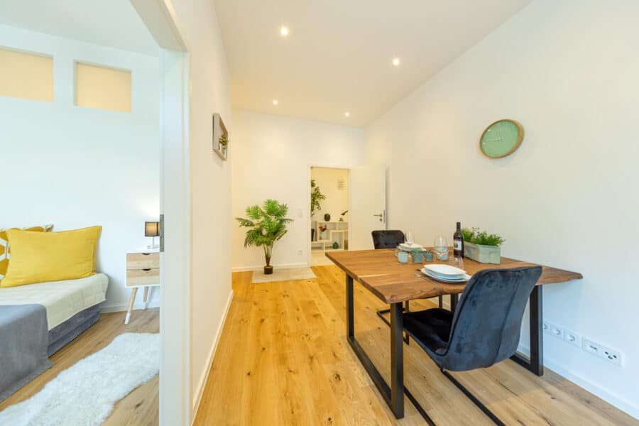 Renoviert und bezugsfrei: 2 Zimmer Büro mit Terrasse zum ruhigen Innenhof - Essbereich