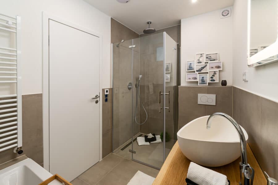 Renoviert und bezugsfertig: 3-Zimmer Wohnung mit Balkon und Tiefgarage - Bad mit Dusche und Wanne