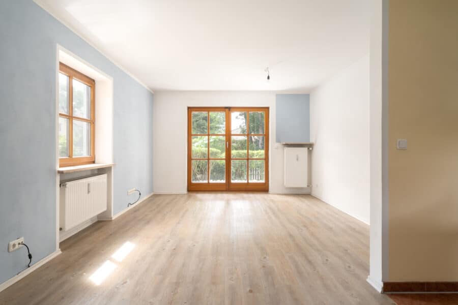 Mitten in Gröbenzell - Schöne und renovierte 3-Zimmer-EG Gartenwohnung - Blick ins Wohnzimmer