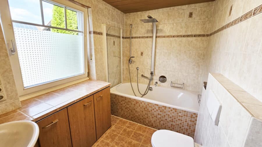 Ruhiges Wohnen im grünen, wunderschönes Reihenmittelhaus mit großzügiger Terrasse - Badezimmer mit Regendusche