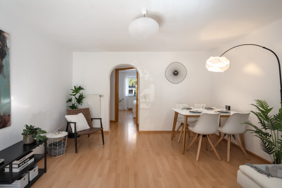 Helle 2-Zimmer-Wohnung mit Balkon – zentral in Traunreut und nahe Chiemsee, 83301 Traunreut, Erdgeschosswohnung