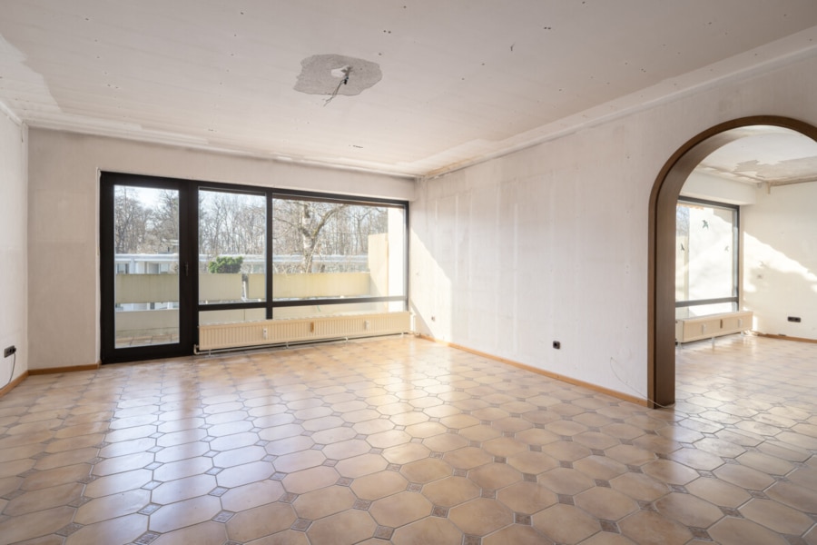 Sanierungsbedürftige 4-Zimmer-Wohnung mit 2 Balkonen, TG-Stellplatz und großem Keller, 81545 München / Harlaching, Etagenwohnung
