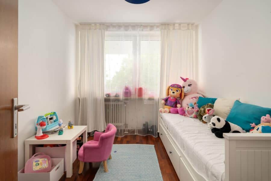 Lichterfüllt und groß: Wunderschön ruhig gelegene 4-Zimmer-Wohnung mit 2 Balkonen im Münchner Umland - Kinderzimmer