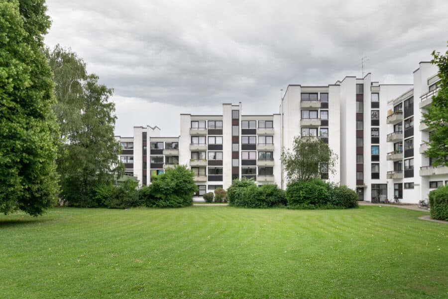 Lichterfüllt und groß: Wunderschön ruhig gelegene 4-Zimmer-Wohnung mit 2 Balkonen im Münchner Umland - Außenansicht