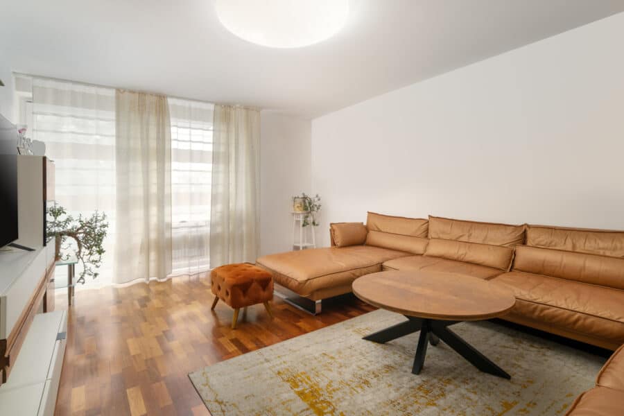 Lichterfüllt und groß: Wunderschön ruhig gelegene 4-Zimmer-Wohnung mit 2 Balkonen im Münchner Umland - Wohnzimmer