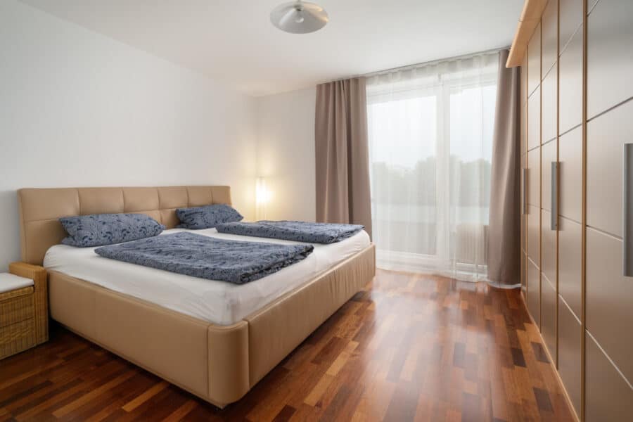 Lichterfüllt und groß: Wunderschön ruhig gelegene 4-Zimmer-Wohnung mit 2 Balkonen im Münchner Umland - Schlafzimmer