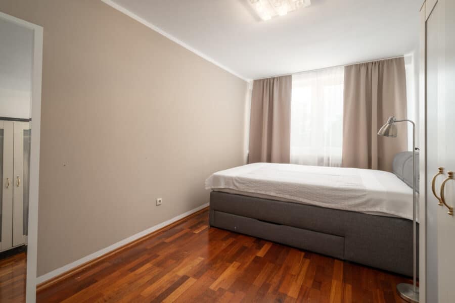 Lichterfüllt und groß: Wunderschön ruhig gelegene 4-Zimmer-Wohnung mit 2 Balkonen im Münchner Umland - Schlafzimmer