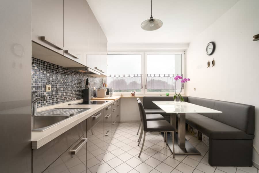 Lichterfüllt und groß: Wunderschön ruhig gelegene 4-Zimmer-Wohnung mit 2 Balkonen im Münchner Umland - Küche