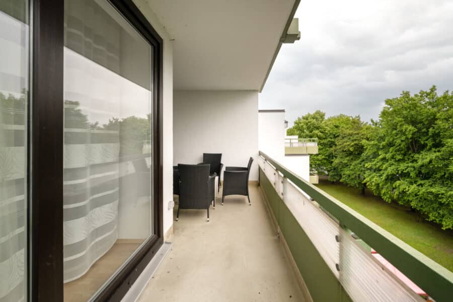 Lichterfüllt und groß: Wunderschön ruhig gelegene 4-Zimmer-Wohnung mit 2 Balkonen im Münchner Umland - Südostbalkon Blick nach Westen