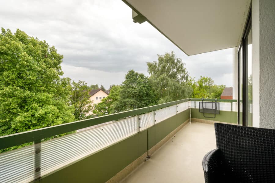 Lichterfüllt und groß: Wunderschön ruhig gelegene 4-Zimmer-Wohnung mit 2 Balkonen im Münchner Umland - Südostbalkon Blick Nach Osten