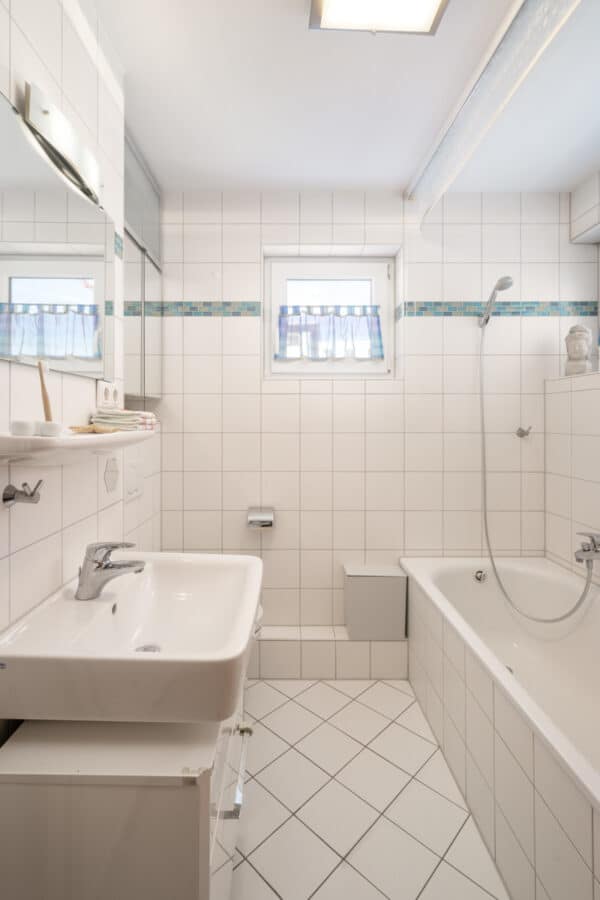 Familienwohntraum in grüner und zentraler Lage in Neuhausen - Badezimmer