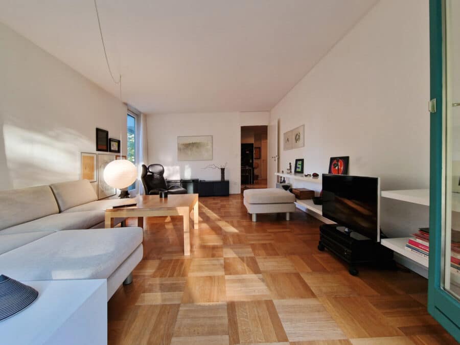 Traumhafte und helle 3-Zimmer-Wohnung mit zwei Balkonen und Blick ins Grüne in Bogenhausen - Wohnzimmer