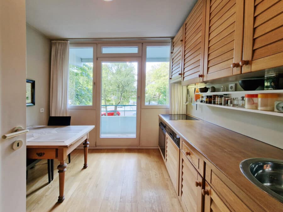 Traumhafte und helle 3-Zimmer-Wohnung mit zwei Balkonen und Blick ins Grüne in Bogenhausen - Küche