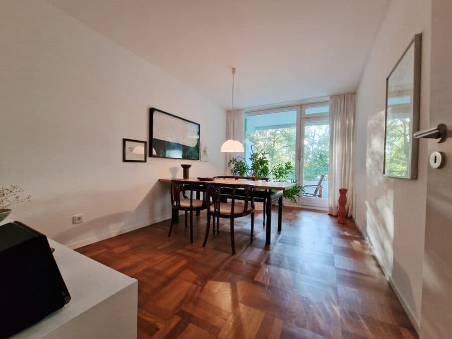 Traumhafte und helle 3-Zimmer-Wohnung mit zwei Balkonen und Blick ins Grüne in Bogenhausen - Schlafzimmer/Esszimmer
