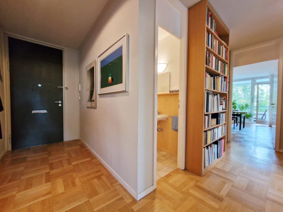 Traumhafte und helle 3-Zimmer-Wohnung mit zwei Balkonen und Blick ins Grüne in Bogenhausen - Diele