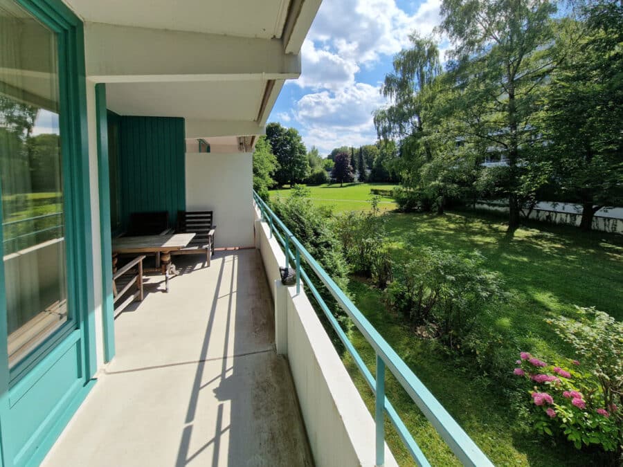 Traumhafte und helle 3-Zimmer-Wohnung mit zwei Balkonen und Blick ins Grüne in Bogenhausen - Sonniger Westbalkon