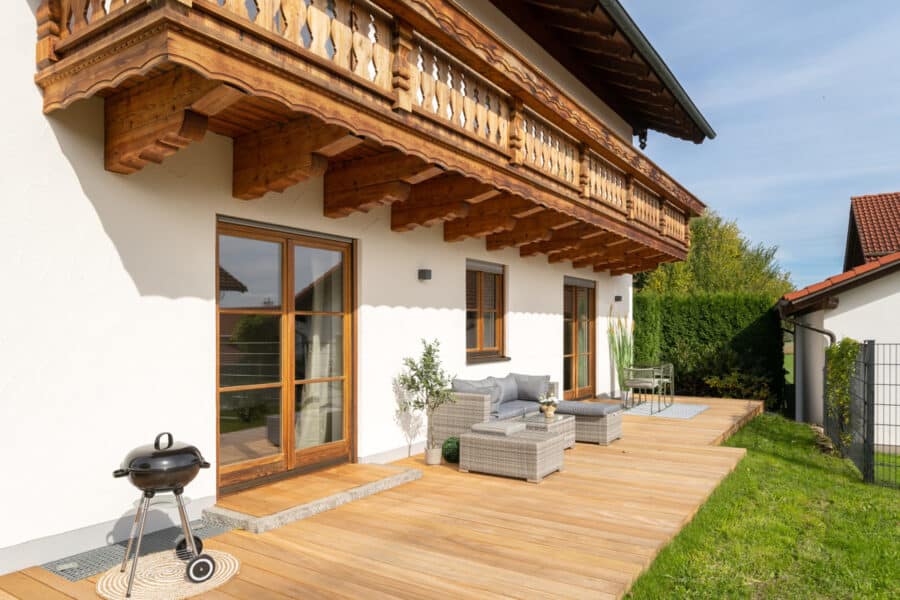 Liebevoll saniertes Einfamilienhaus mit schöner Einliegerwohnung in Emmering - TERRASSE